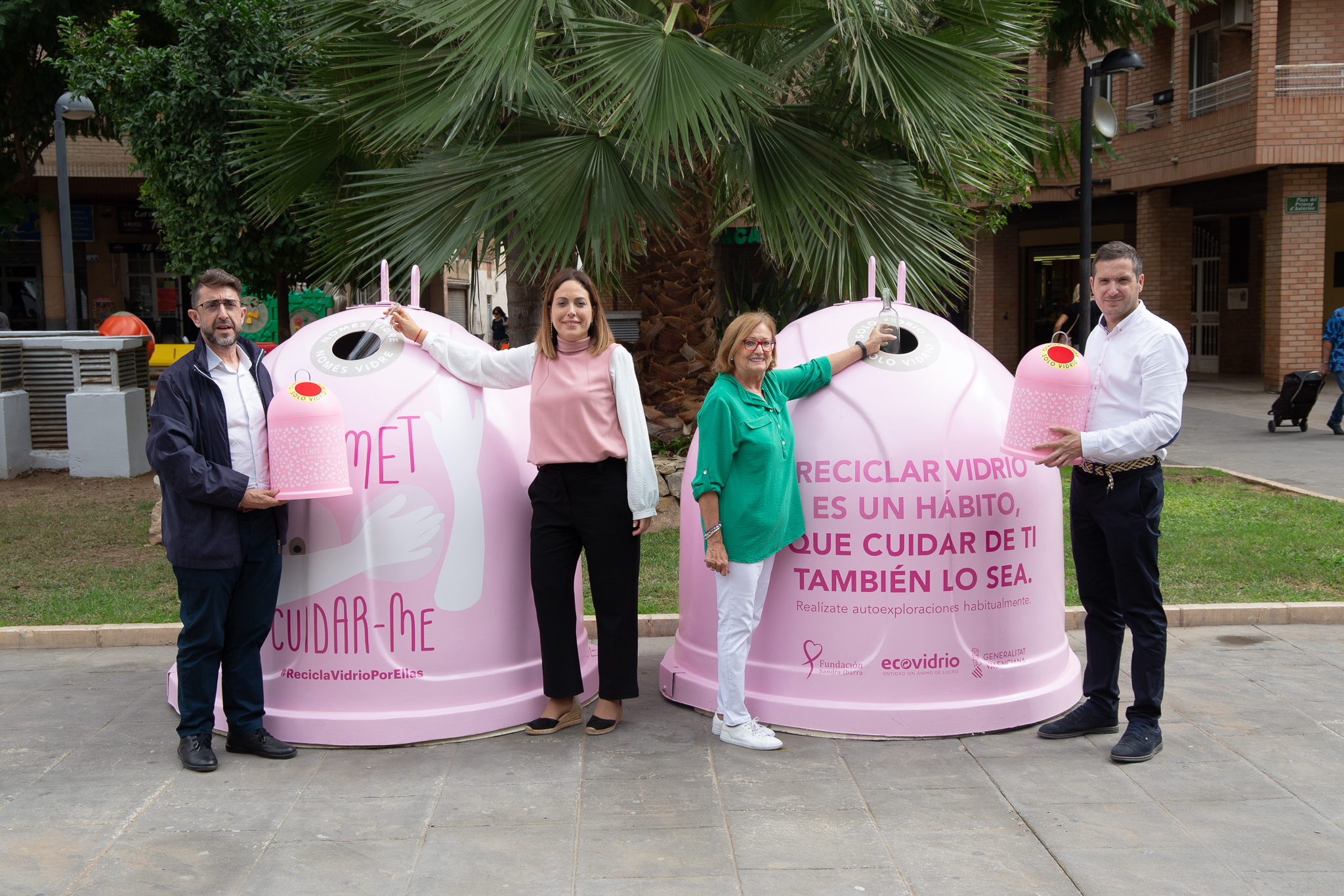 Mislata instala contenedores rosa para luchar contra el cáncer de mama