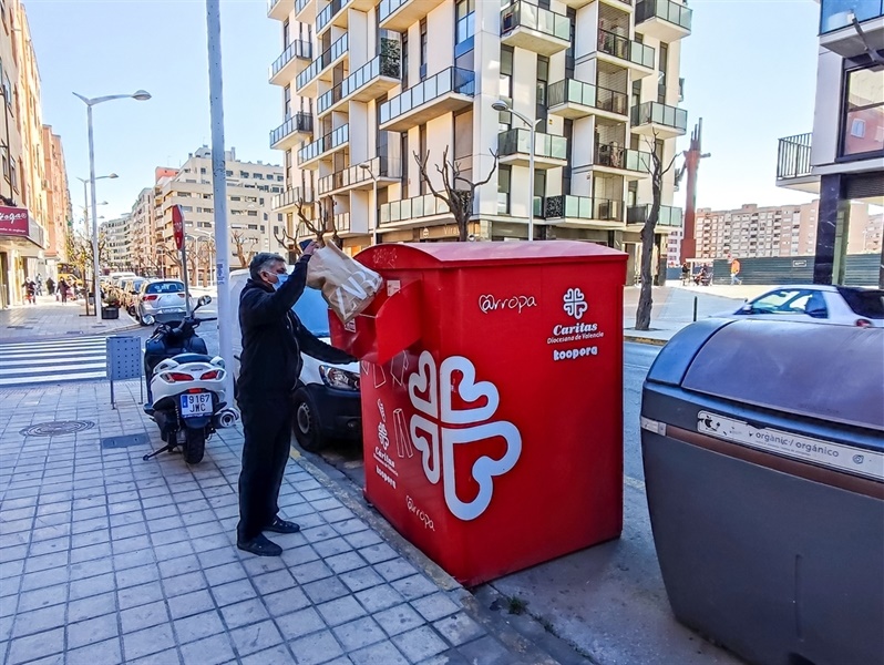 Mislata contribuye 94 toneladas de ropa y calzado recogidos en sus contenedores rojos | Mislata