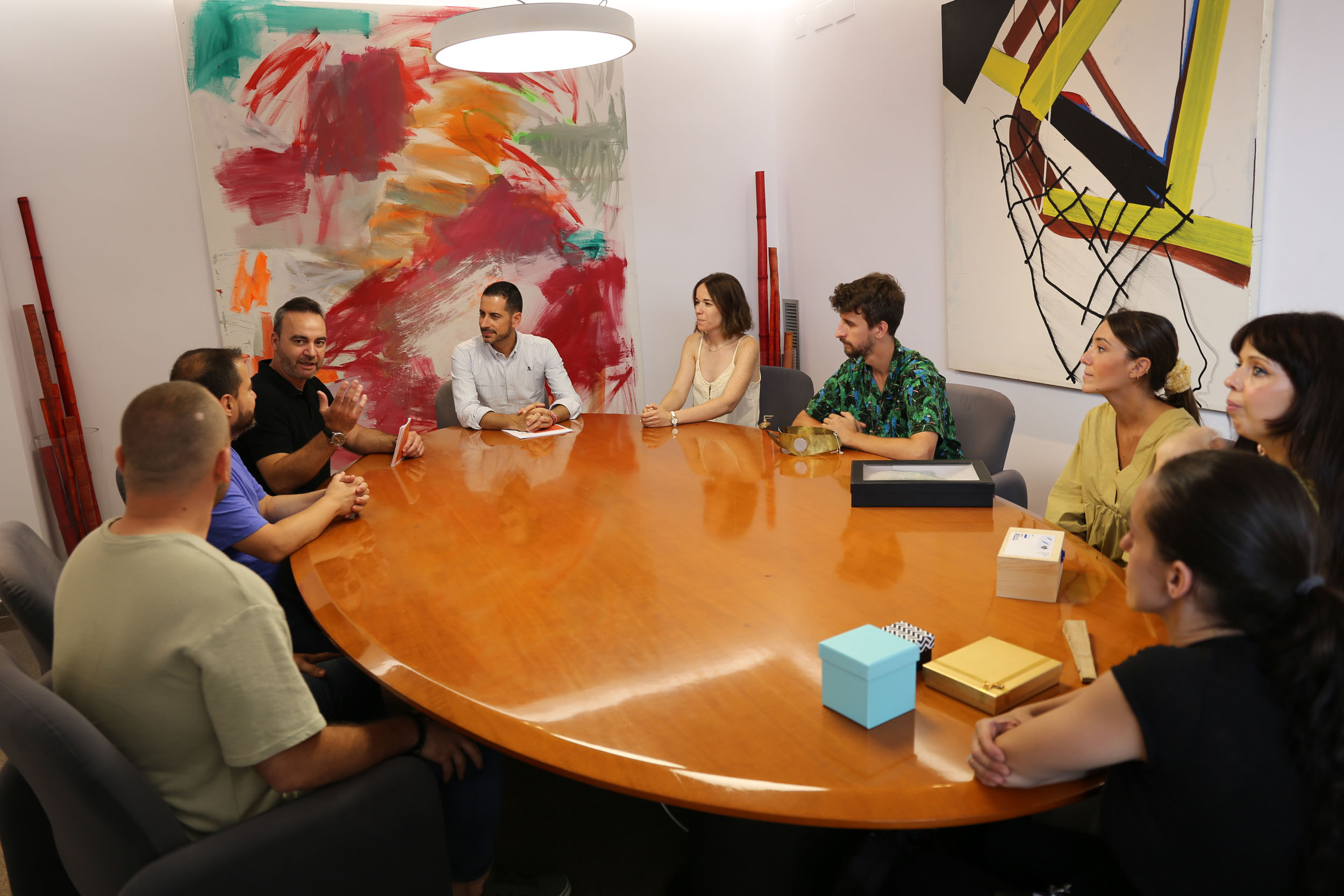 Estudiantes de Mislata presentan en el Ayuntamiento el proyecto “Joyería a Miquel Navarro”
