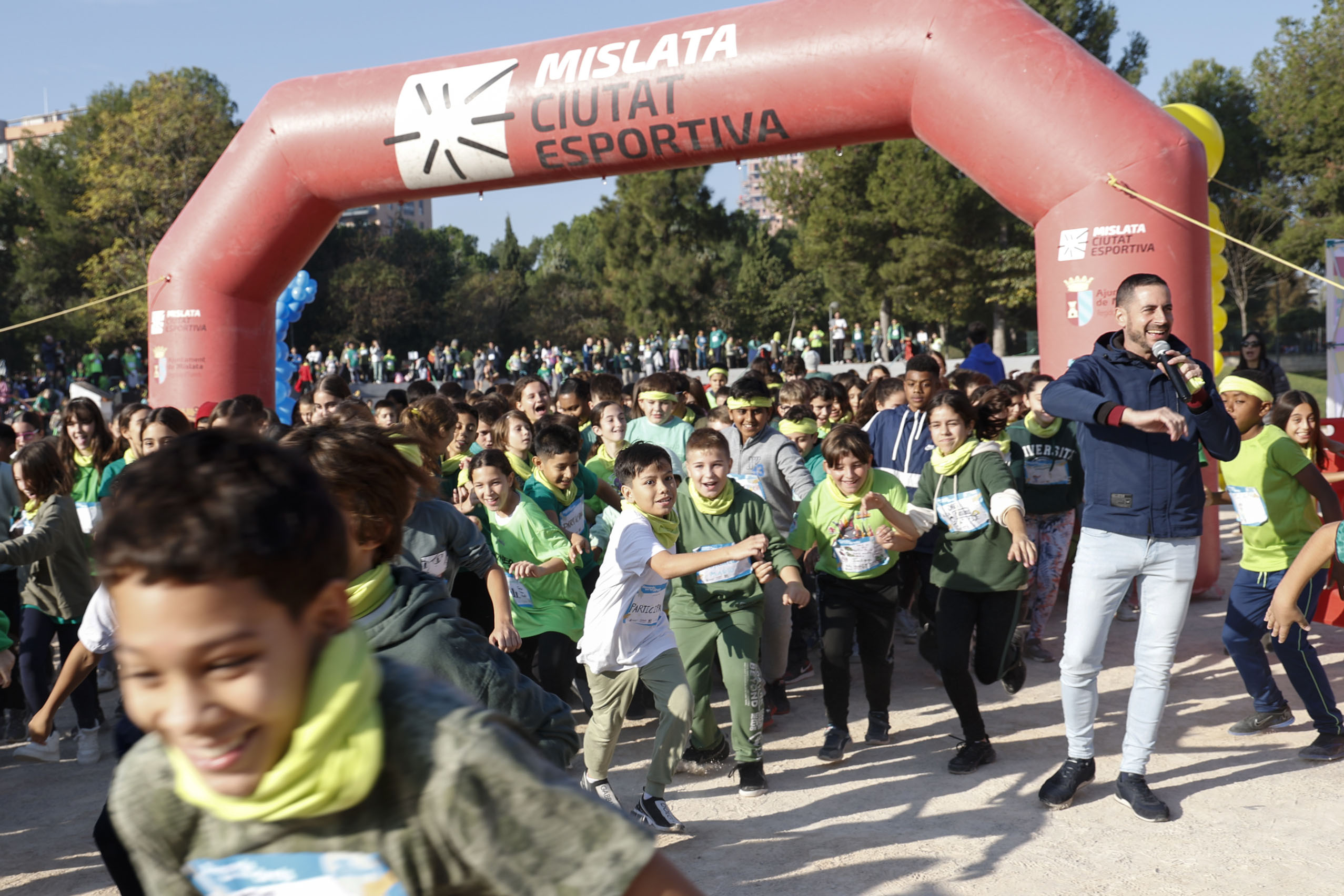 Més de 5.000 escolars de Mislata participen en una carrera per a reivindicar els drets de la infància i l'adolescència